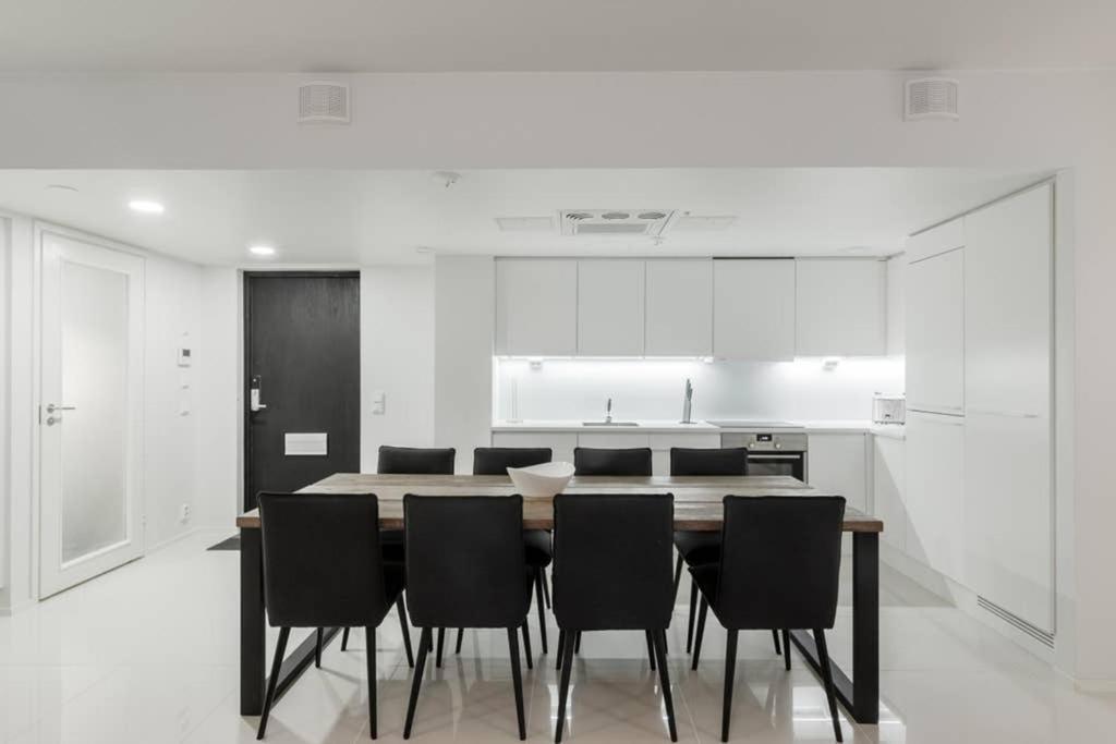 Sleek And Spacious 3 Bedroom Apartment In City Centre Helsinki Esterno foto