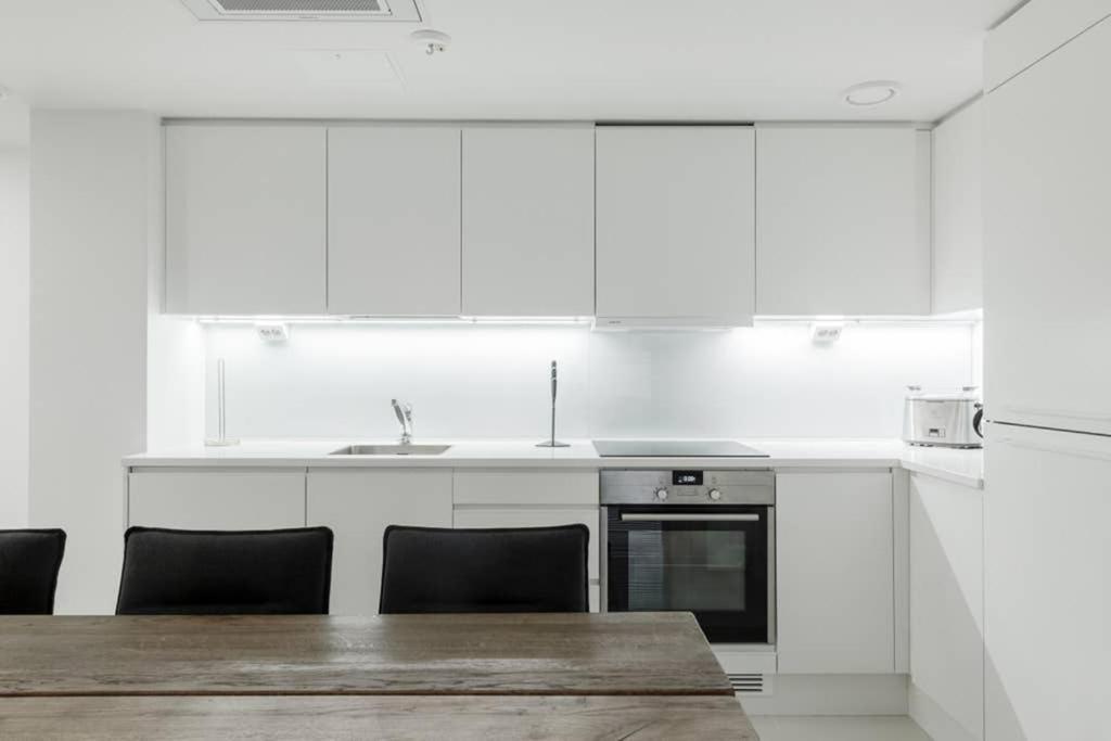 Sleek And Spacious 3 Bedroom Apartment In City Centre Helsinki Esterno foto